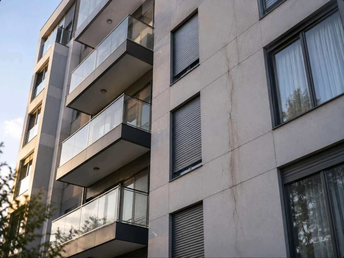 Fachada de edifício em bom estado aparente, com fissura vertical percorrendo a parede