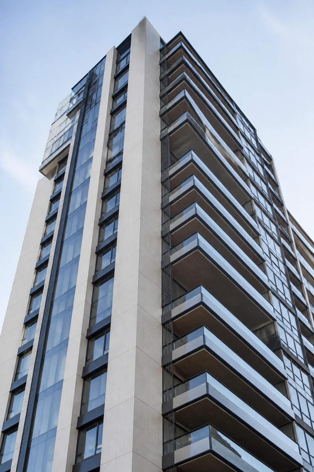 Fachada de edifício alto com revestimento, esquadrias e juntas, elementos examinados na inspeção