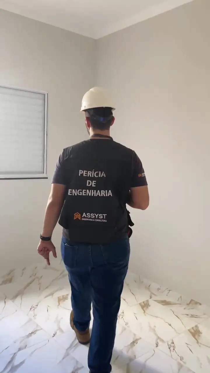 Engenheiro Assyst em vistoria de imóvel para entrega