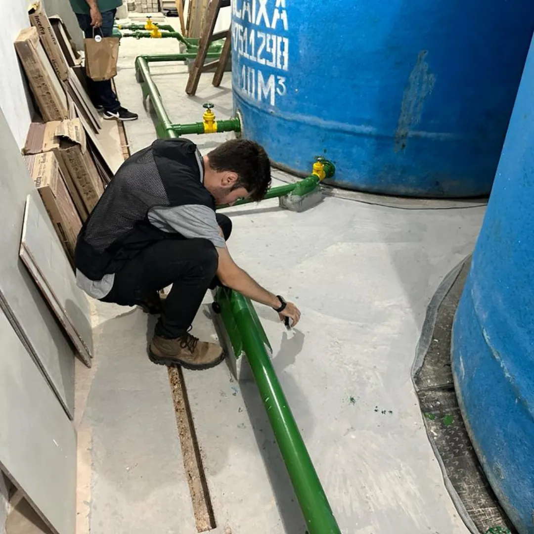 Engenheiro realizando inspeção predial em edificação, conforme a ABNT NBR 16.747