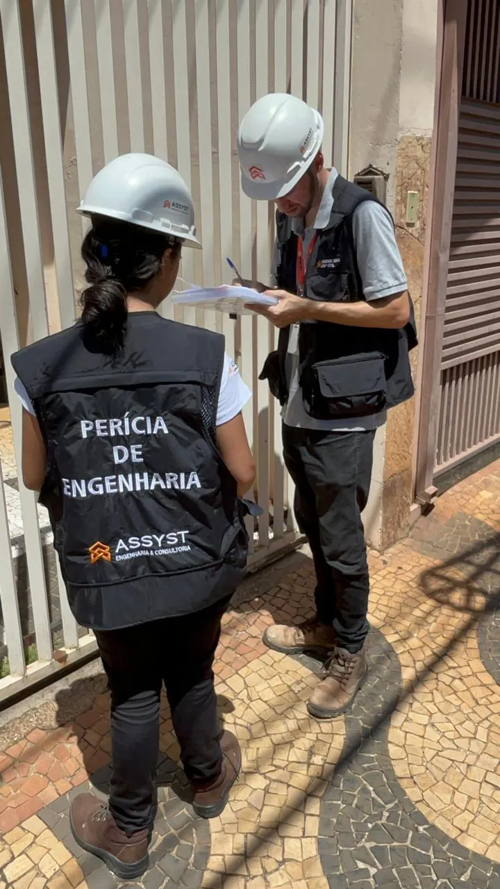 Engenheira da Assyst documentando laudo cautelar de vizinhança