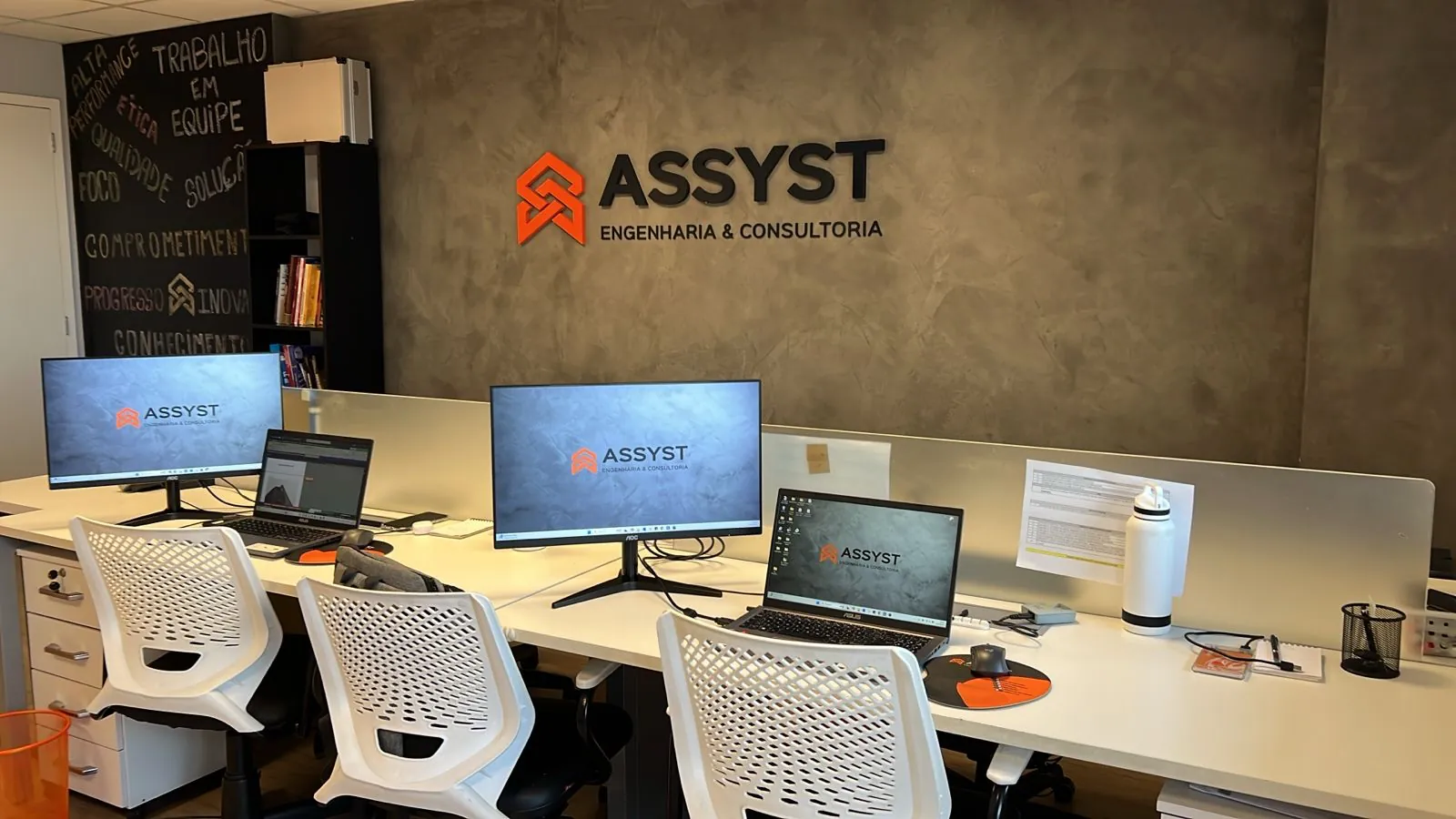 Estação de trabalho do escritório Assyst Engenharia