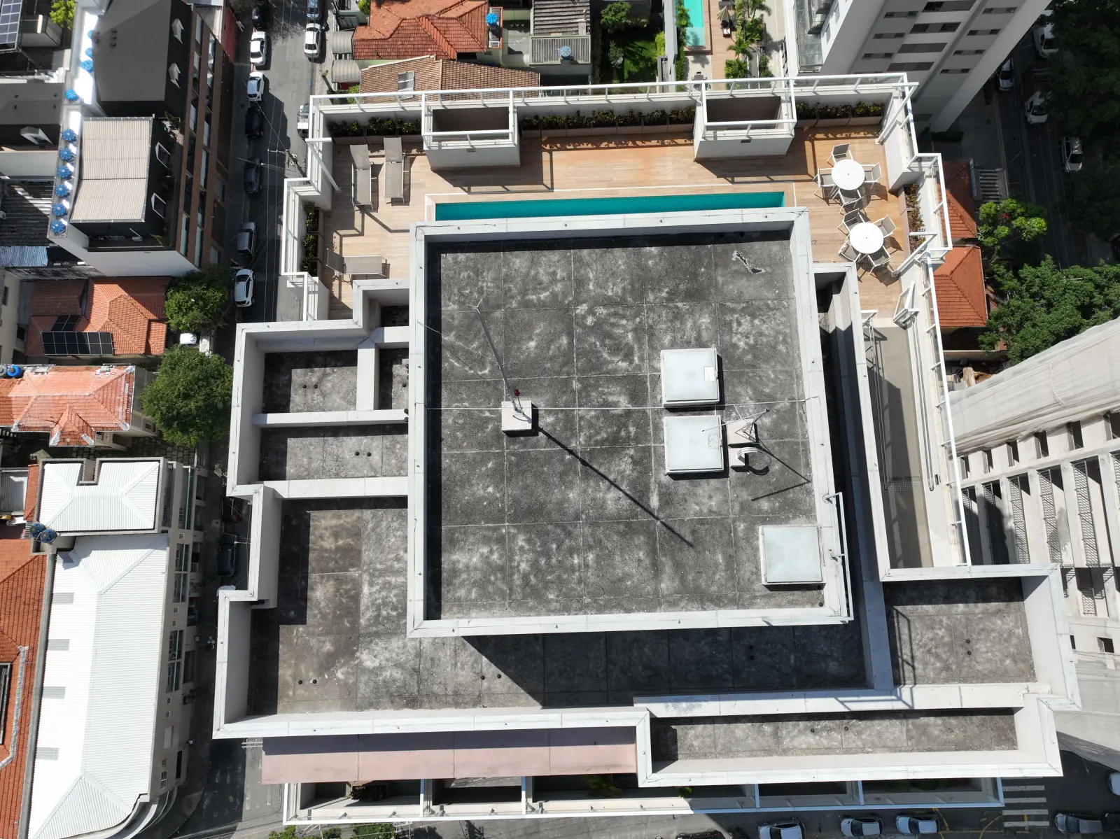 Vista aérea de cobertura captada por drone — inspeção de fachada