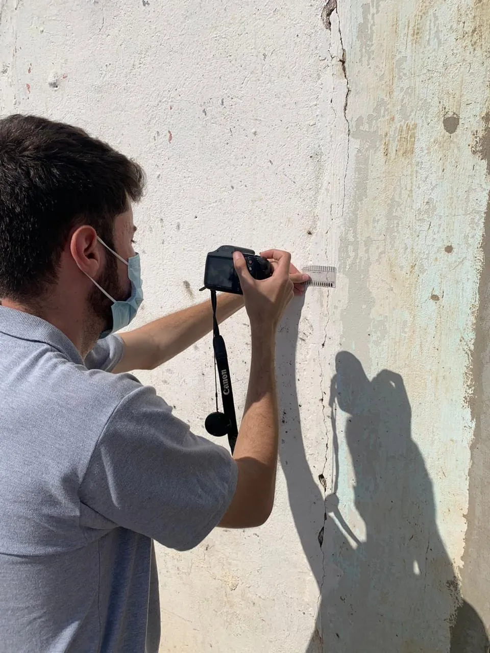 Engenheiro medindo trinca com fissurômetro em vistoria