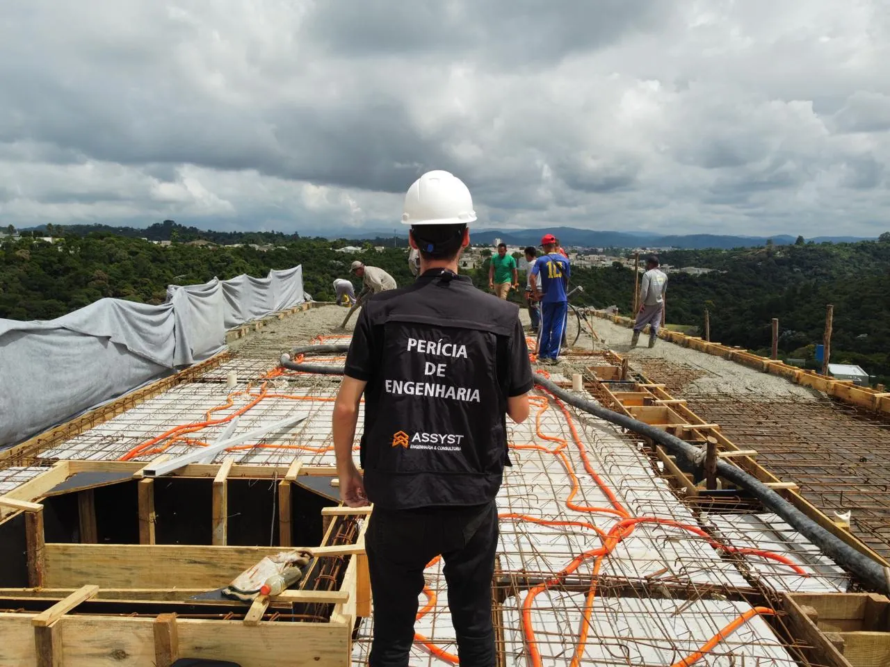 Engenheiro Assyst em vistoria de laje em construção