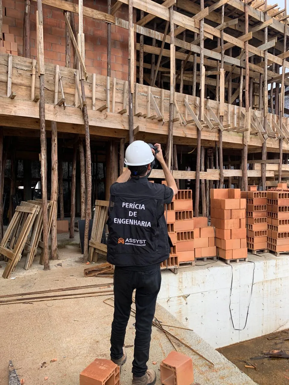 Engenheiro da Assyst registrando etapa de obra durante fiscalização técnica