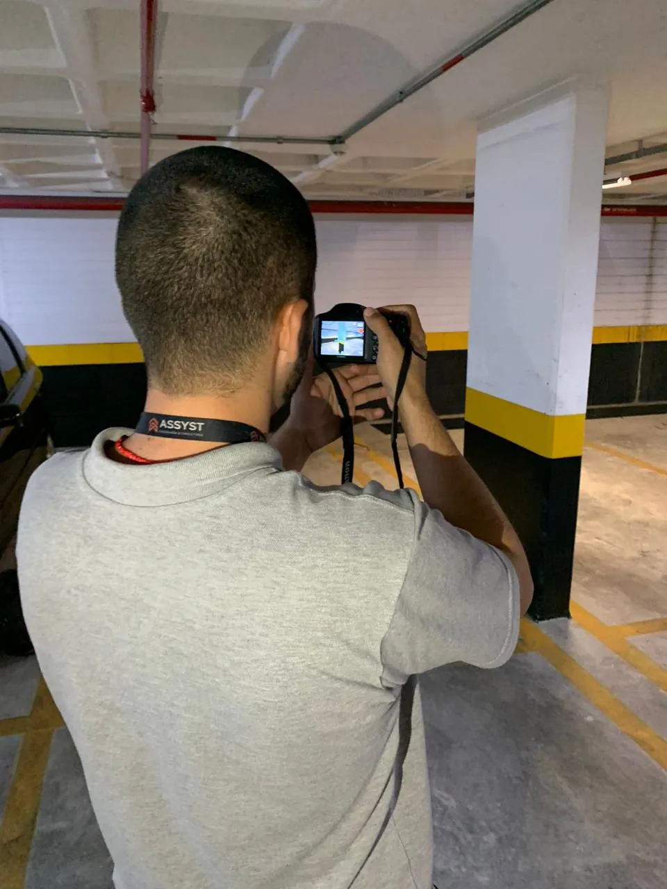 Perito Assyst em diligência judicial em garagem de subsolo