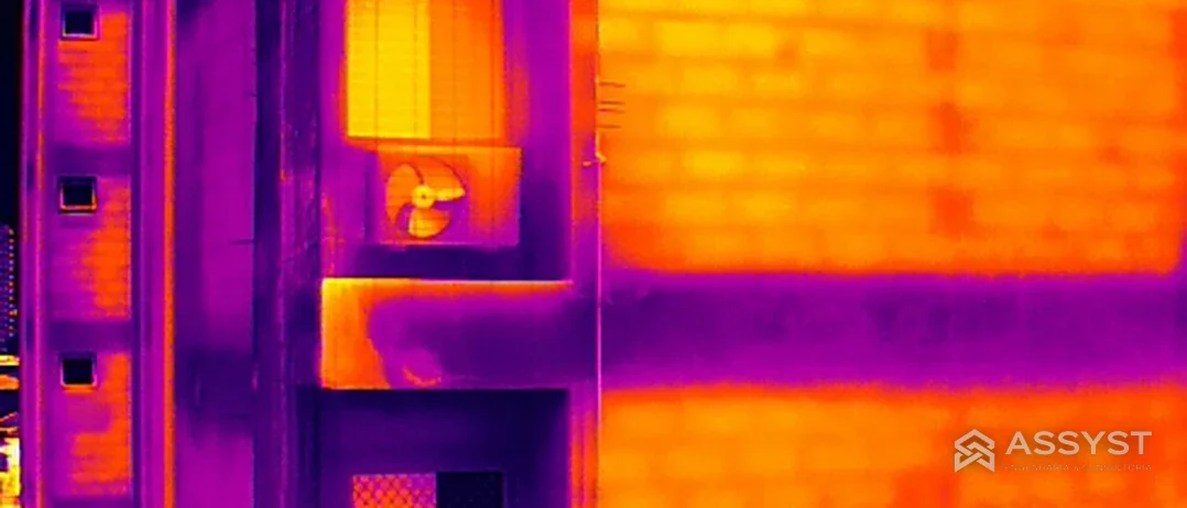 Imagem térmica de fachada de edifício captada por drone, mostrando o padrão da alvenaria e as variações de temperatura na superfície