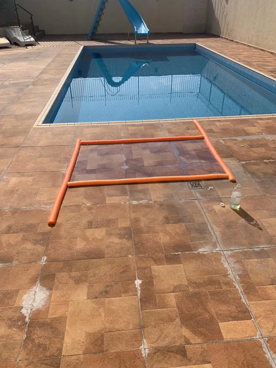 Teste de estanqueidade em área externa de condomínio, com o trecho delimitado e coberto por lâmina de água